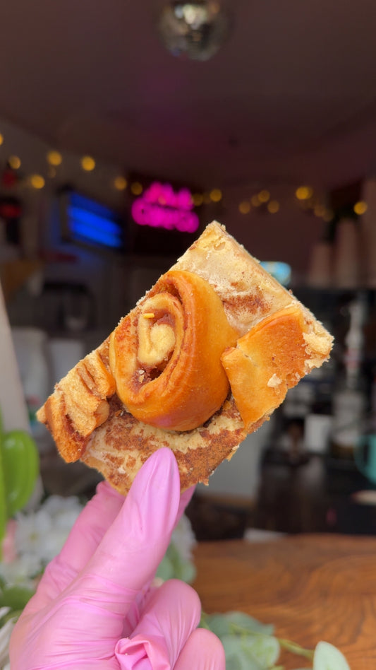 CINNAMON ROLL  BLONDIE